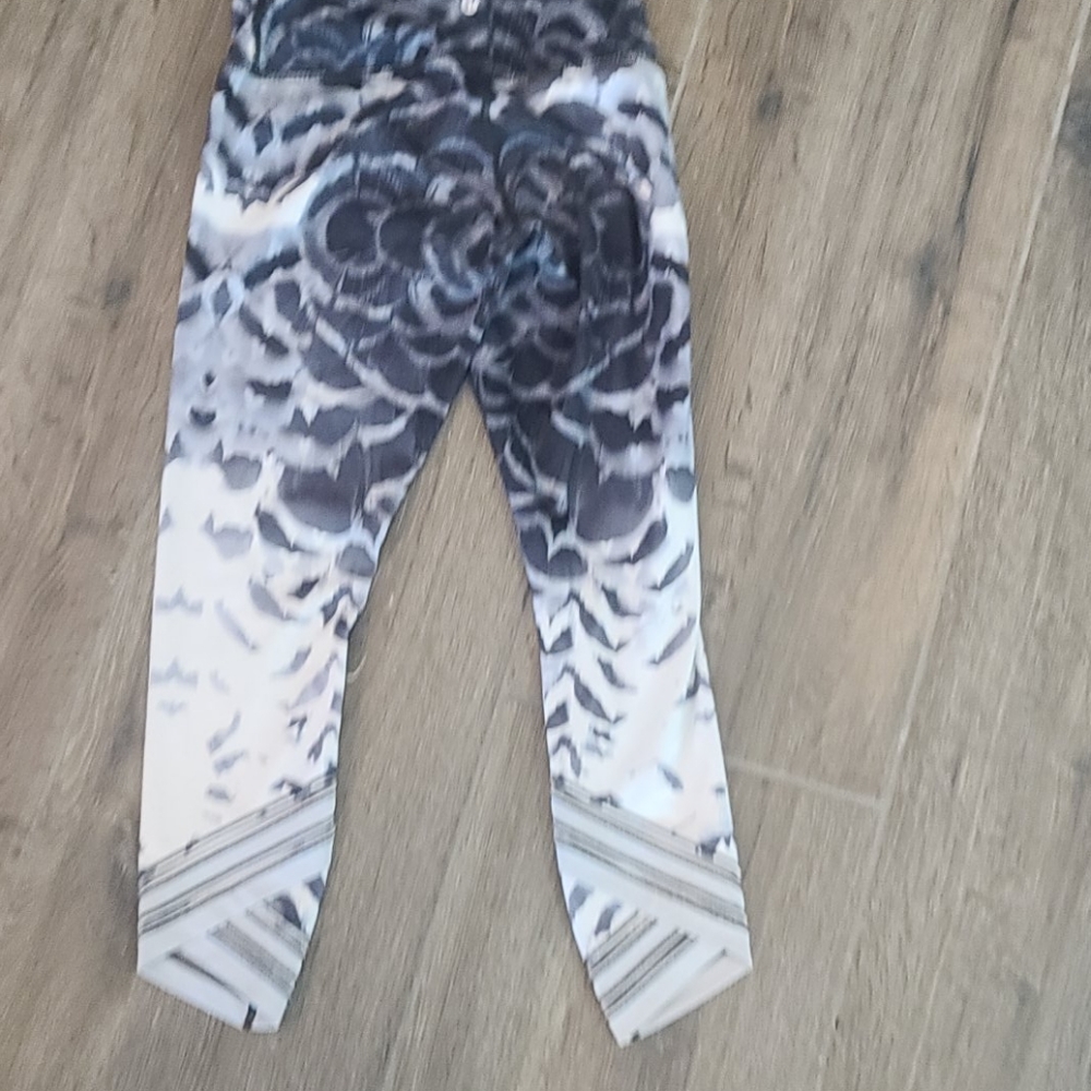 Lululemon leggings 7/8 length size 8 - Picture 2 of 2